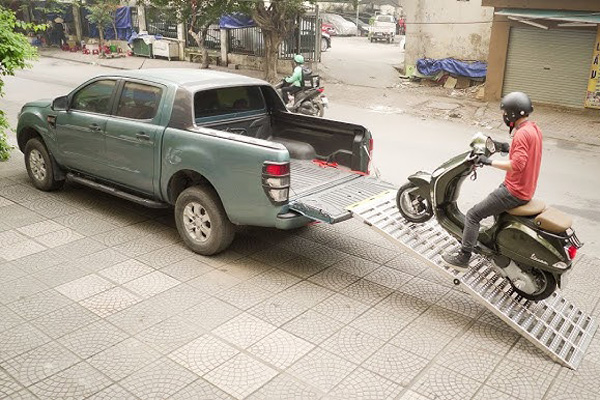 <p style="text-align: center;"><strong>ĐƯA XE MÁY VỀ NHÀ</strong></p>